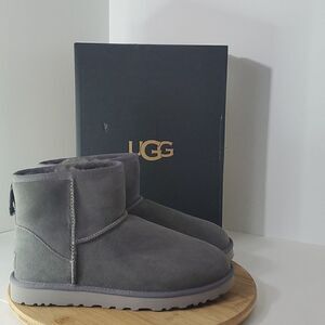 UGG Classic Mini Boots Grey Suede Sheepskin Wool Men US 9 NIB
